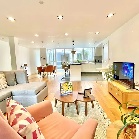 Spacious 3-Bedroom Flat In Holloway With Unique Central Patio With Free Wi-Fi